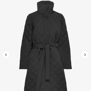Helt ny lång quiltad kappa trenchcoat  - Helt ny svart lång quiltad kappa trenchcoat från Part Two. Band i midjan. Strl 38 men passar 36-40 beroende på hur man vill att den ska sitta. Nypris 2300kr Perfekt i höst och mildare vinter. Snyggt randigt innertyg. Kappan känns luftig och härlig .
