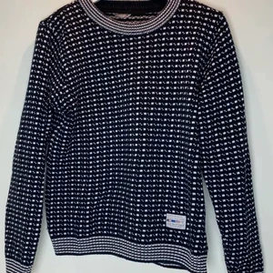 Stickad tröja - Stickad tröja, mörkblå och vit. Strl S. New port. 