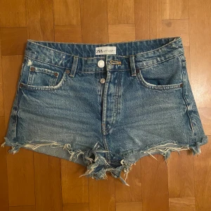 Zara shorts - Näst intill oanvända shorts ifrån zara. 