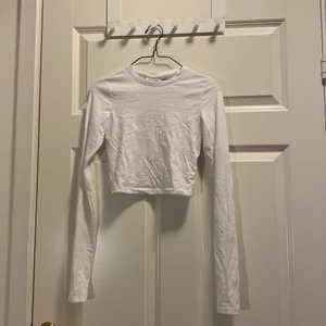 Vit långärmad magtröja från weekday  - Fin  långärmad tröja från weekday i storlek xs. Har använt den 1 gång och säljer den nu pga att den är för liten. Säljer för halva priset, 125 kr. 