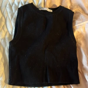 Zara top 💪💗 - En svart zara top jätte fin inget hål jätte fin 💗