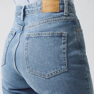 Seendet jeans rowe - Weekday jeans modell ROW. 27/30. Färg: sky blue