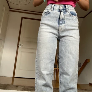 Jeans  - Dessa jeansen är använda 2 gånger men säljer de för de är väldigt högmidjade. Köpte de på Gina tricot, köptes för 599kr