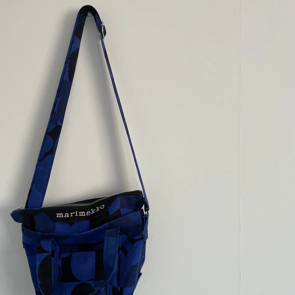 En väska från Marimekko i modellen ”MILLI MATKURI RUUTU-UNIKKO SHOULDER BAG” I väldigt gott skick då den är använd fåtal gånger🍄🌻🥰 köpare står för frakt. Väskor.