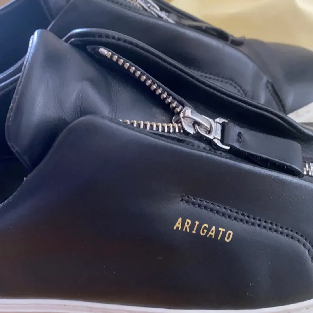 säljer mina nästan helt oanvända arigato skor. jätte fint skick och inprincip helt nya💕. Skor.