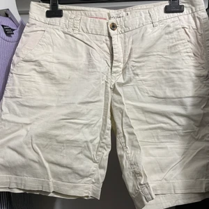 Långa shorts - Beiga shorts i storlek 38. Fint skick 