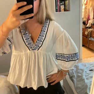 Populär Zara blus - Säljer denna blis från Zara då den knappast kommer till användning. Den säljs inte längre så tänkte att någon annan kunde få möjligheten att använda den! Skriv för fler bilder så skickar jag, eller bara om frågor!