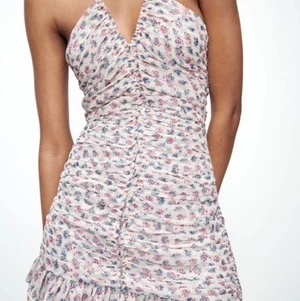 Klänning från Zara - Helt oanvänd klänning från Zara med prislappen kvar!