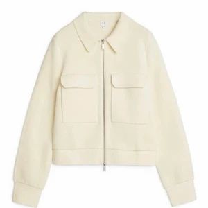 ARKET merino boxy jacket - Jättefin overshirt/jacka i toppskick. I merinoull. Aldrig använd, därför säljes den.  Ordinariepris: 1300kr