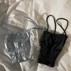 Glansiga toppar - Glansiga toppar i tre olika färger i lite tjockare ”satinmaterial” så perfekta att ha utan bh och ändå känna sig bekväm🤍💙🖤 99kr styck💕