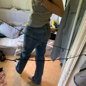 bootcut levis jeans - helt oanvända levis jeans i storlek w32 l36, jag är 174!🫶🏻