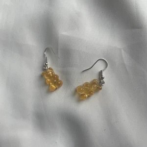 Örhängen  - Örhängen med oranga björnar på för 5kr+13kr frakt 