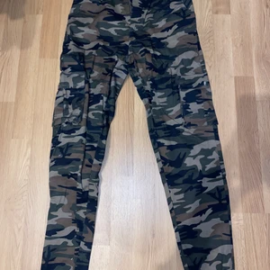 Gröna camoflage byxor - Gröna camoflage byxor från Madlady Oanvända i storlek S