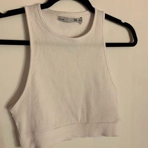 Linne - Ett super fint linne, säljer den eftersom den är lite förstor för mig, den är aldrig använd och den köptes på lager 157, jätte fint skick den är som ny. Kan fraktas men du står för frakten!💕