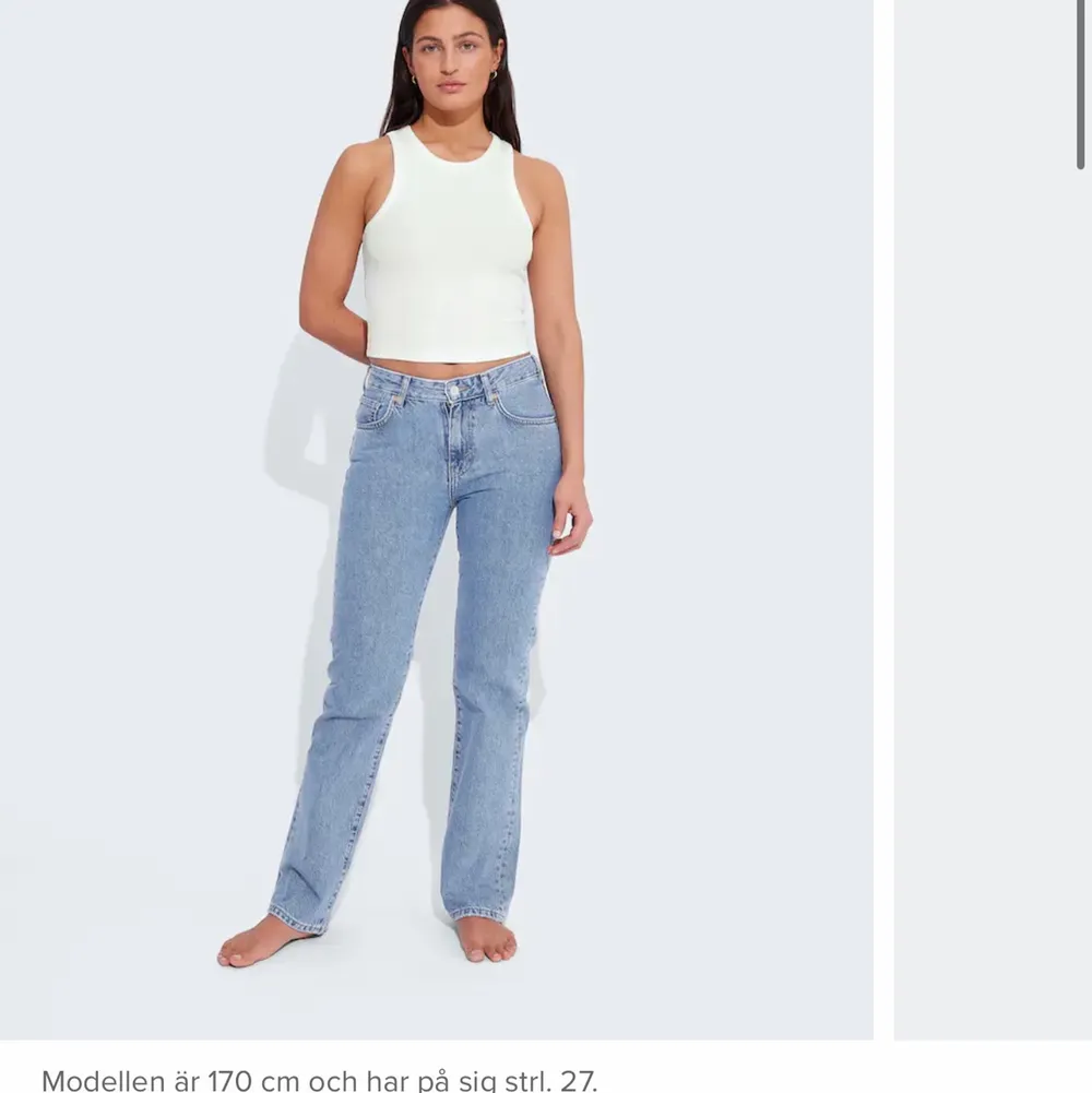 Supersnygga lågmidjade jeans från bikbok i modellen 550. Köpta för 599 (Första bilden är inte min) . Jeans & Byxor.