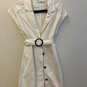 Klänning från NAKD  - Jättefin klänning med skärp från nakd stl 36 Kan skickas men köparen står för porto alt mötas upp i centrala Stockholm eller Norrtälje 