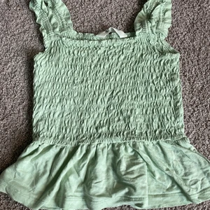 Grön volang linne  - Den är nästan oanvänd och väldig stretchig 🙌🏼