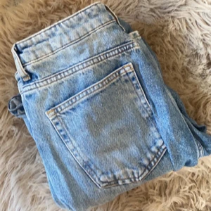 💋💋 - Säljer dessa högmidjadejeans, i storlek 38.  Jeansen är i jätte bra skick, och använd fåtal, gånger. Säljer dom för att dom är för långa. Är, 159. Skickar fler bilder på jeansen vid intresse.❤️ pris kan diskuteras. Köparen står för, frakten.