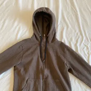 Oanvänd brun zip up hoodie ifrån Etirel. Köpt för 349 men säljer för 80kr men kan diskutera pris. Storlek xs. Ps den är normal i storleken.💓