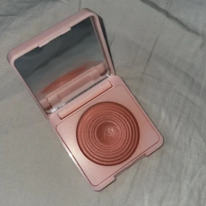 Caia glow blush  - Caia glow blush i färgen Peach Sorbet, endas testad en gång. Nypris 265. Köpare står för frakt!
