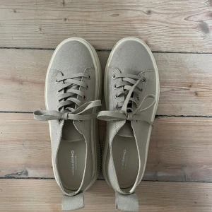 Vagabond sneakers  - Fina lite högre sneakers i ett tjockare tyg i snygg färg, använd en kväll bara