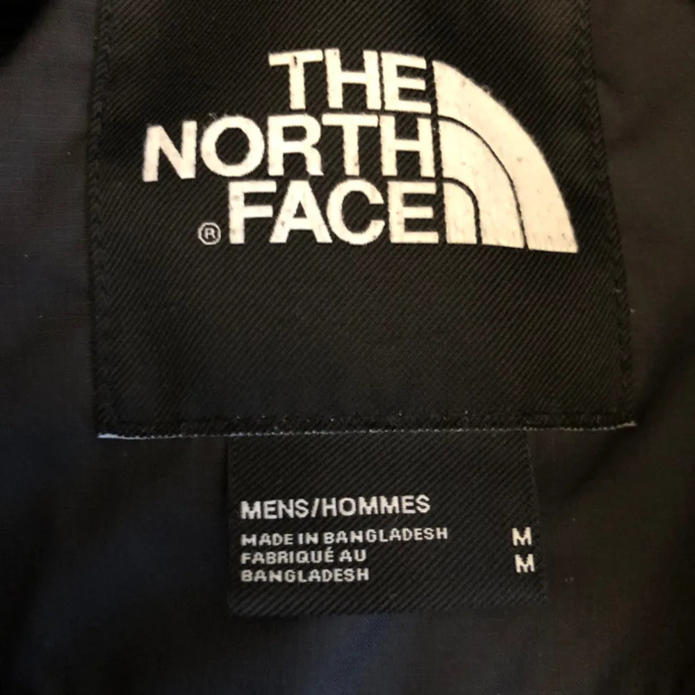 En North Face Lhotse puffer jacka i använt men fof riktigt fint skick. Inga rejäla tecken på användning. Vid frågor om varan så är det bara att höra av sig!. Jackor.