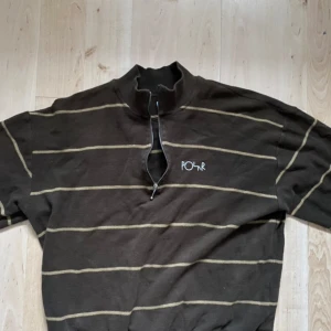 Polar halv zip - Säljer min polar tröja eftersoom att den är för liten för mig tröja är i toppen skick inga defekter. Hör av er vid funderingar.