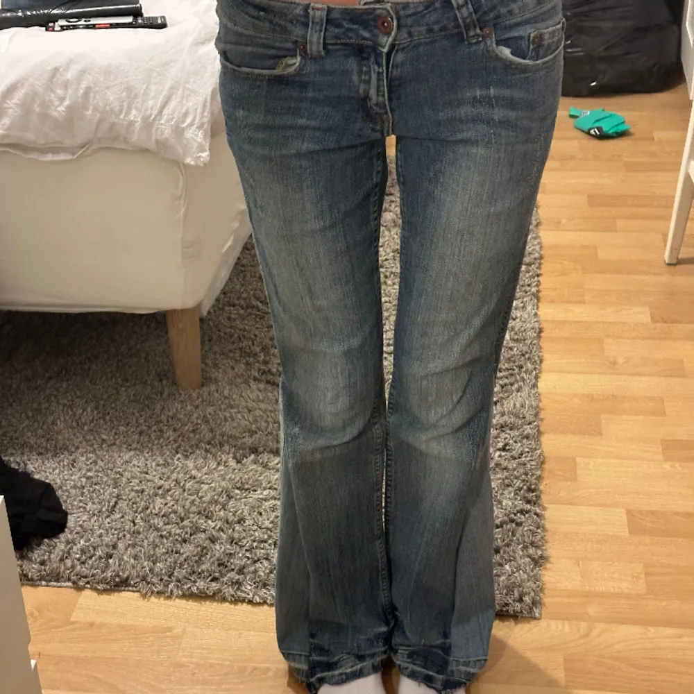 Lågmidjade as snygga bootcut jeans! 👖 📏  Midjemått: 37cm Innerbensmått: 82cm (Skriv för att få bilderna i dm, man kan inte få med hela bilden i annonsen). Jeans & Byxor.