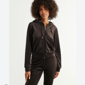 Mjukisset  - Mjukisset från Gina Tricot, endast provat men kommer tyvärr inte till användning. Mörkbrun storlek S, både Hoodie och byxor för 200 kr, hör av er för fler bilder!☺️frakt tillkommer💕