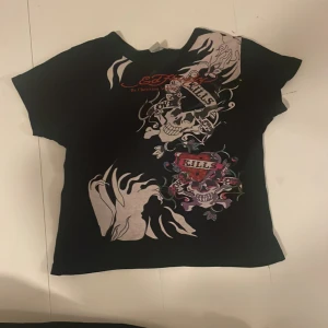 Ed Hardy Baby tee - Fin Ed Hardy baby tee som är tyvärr inte min stil längre