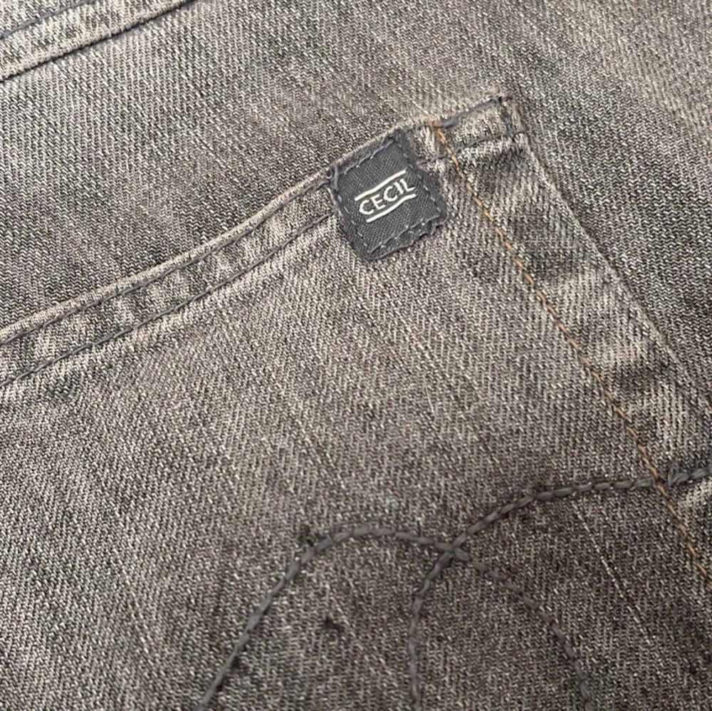 Ett par low waist gråa jeans från cecil i storlek 27 säljer pga kommer inte till användning! Skriv för frågor! . Jeans & Byxor.