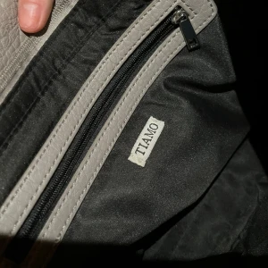 Tiamo väska - Galet snygg Tiamo väska!! Aldrig använd därför säljer jag. ( nyskick )💓