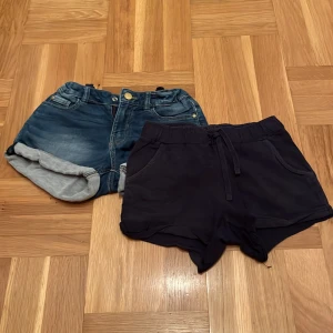 Shorts - Ett par blåa jeansshorts och ett par blåa mjukisshorts. 30 kronor styck 