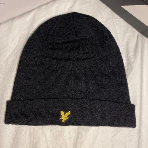 Lyle & Scott mössa - Riktigt fin och stilren svart mössa från lyle and Scott🔥 skick 10/10 storlek onesize😀skriv om ni undrar något😀