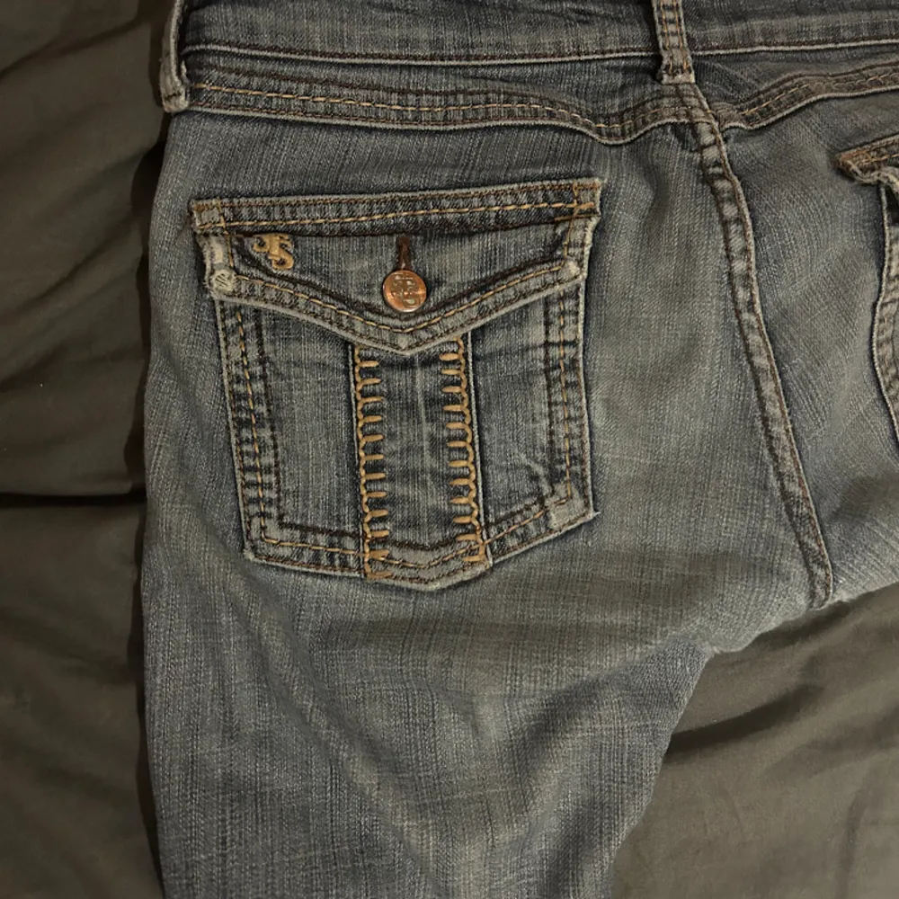 Ett av mina absoluta favorit jeans!! Har använt men ändå i bra skick, säljer de eftersom de inte kommer till användning lengre. Lite stretchiga på midjan, passar både långa och korta tjejer. Är 170. Jeans & Byxor.
