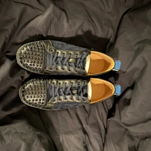Christian Louboutin  - Storlek 44. Sjukt feta dojor till ett bra pris på 1200. Priset kan diskuteras vid en snabb och smidig affär. Löser ofc en bra tvätt på skon innan den kommer till köparen 
