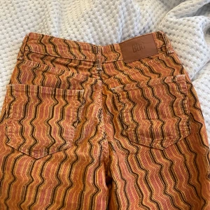 Ett par jätte snygga moderna oanvända flare jeans från BDG (urban outfitters). Säljer för är för korta för mig som är 170cm - Ett par jätte snygga moderna oanvändba flare jeans från BDG (urban outfitters). Säljer dem då dem är för korta för mig.😢