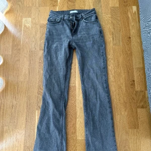 Jeans  - Jättefina jeans i full lenght flare från Gina. Knappt använda. Nypris 499