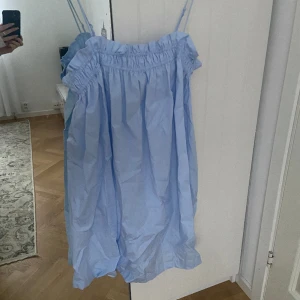 Sommarklänning  - Gullig sommarklänning från H&M som knappt använts. Skriv för fler bilder och lägg gärna prisförslag 