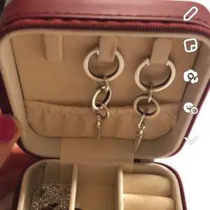 Säljer mina chaos Queen earrings i par från Maria Nilsdotter. Super bra skick! Kan  gå ner till 4000 vid snabb affär!❤️kan även göra byten i samma prisklass 