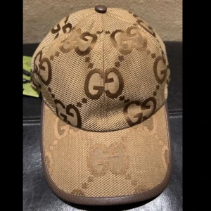 Gucci Keps - Hjälper en vän sälja sin gucci keps. Helt ny, endast testad Skick 10/10 Tveka inte på o höra av dig vid intresse!