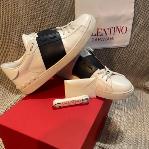 Valentino skor - Valentino opens i grymt skick! Köpta på nk för 6625kr. Kvitto finns och box,extra snören och dustbag ingår. Hör gärna av dig om du har frågor!💸pris är diskuterbart🏆