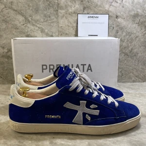 Premiata - Säljer nu dessa mörkblåa premiatas i storlek 44. Skorna är köpta i Frankrike för 4200kr (kvitto finns). Med skorna tillkommer full og, dvs boxen och tack kort. Hör gärna av er vid minsta lilla fråga, byten kan vara aktuellt. 