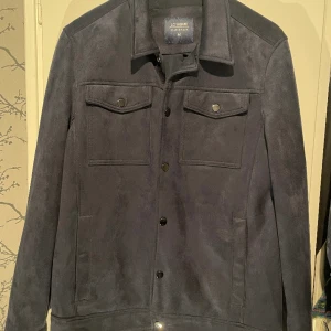 Vår jacka  - Jätte fint vår jacka , jag fick som present och har alldrig använt.