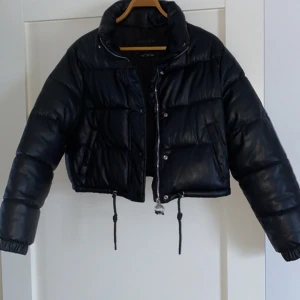 Bershka pufferjacka  - Helt ny bershka-jacka !  Blev för liten stl så har köpt en större, därför säljer jag min S :) passar 36/38! Nypris 799 från zalando! 