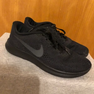 Nike gym / tränings skor - Använda inomhus Jag brukar ha storlek 39/25cm men dessa passar perfekt
