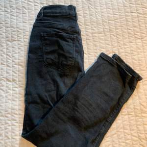 Svarta jeans från Ginatricot i storlek 34  
