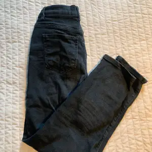 Svarta jeans från Ginatricot i storlek 34  