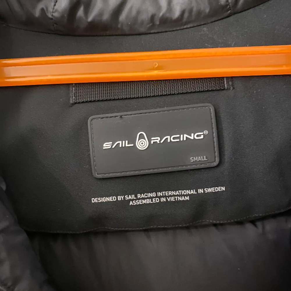 Säljer denna sail racing jacka då den inte kommer till användning, bara använd några få gånger denna vinter nypris 3800kr💓. Jackor.
