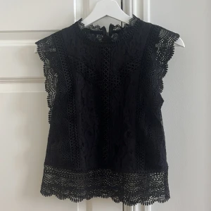 Svart topp från only - Säljer denna fina topp, då den tyvärr inte kommer till användning. I nyskick 💘💘